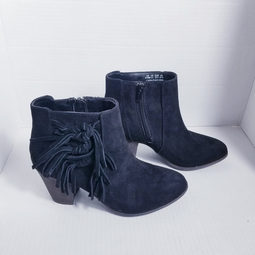 FERGALICIOUS BLACK AND BROWN WITH TASSELS ANKLE HEELED BOOT W/ ZIPPERS SIZE 6.5